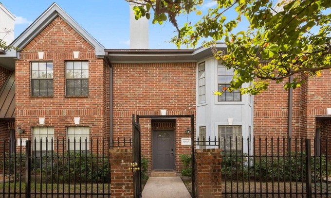 Montrose Apartment | Montrose Walk To 50+ Restaurants 1 Mile 2 Downtown