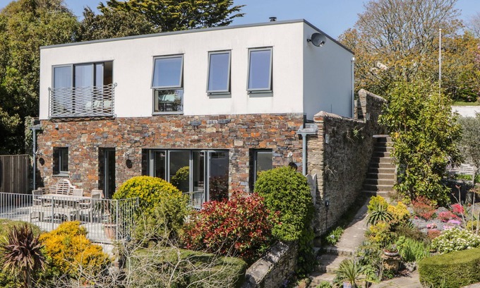 Newton Ferrers Cottage | MOON LIZARD, family friendly, with a garden in Newton Ferrers