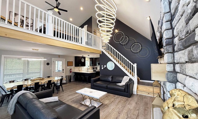 Albrightsville Ski Chalet | Moon Mountain Manor - New 6 BR Chalet With Hot Tub & Karaoke Lounge - Sleeps 16