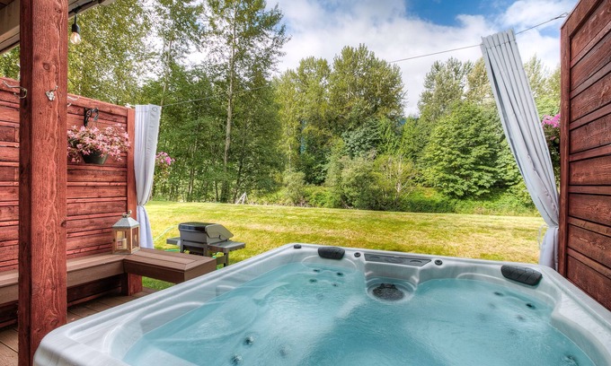 North Bend House | Moon River Suites 1 - on River, Private Hot Tub, Downtown by North Bend Escapes