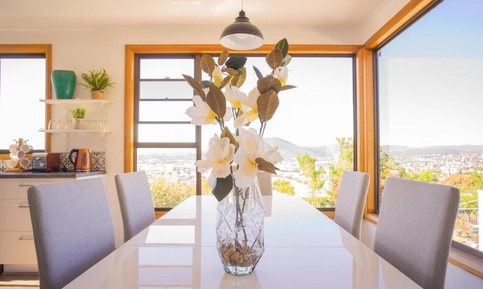 Moonah House | Moonah House-10 mins to CBD & MONA, 4BR, 2 BATH, great view, park 3 cars, sleep 11, king bed, en-suite