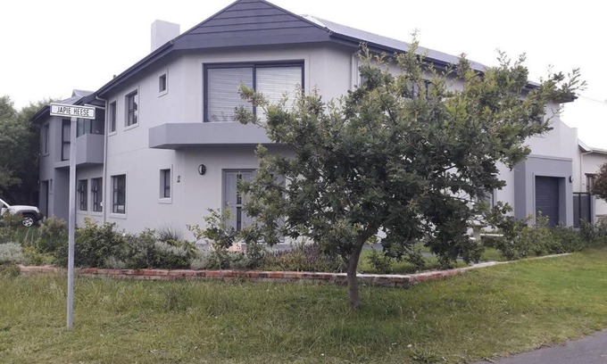 Sandbaai House | Moondust near the ocean, food and wine