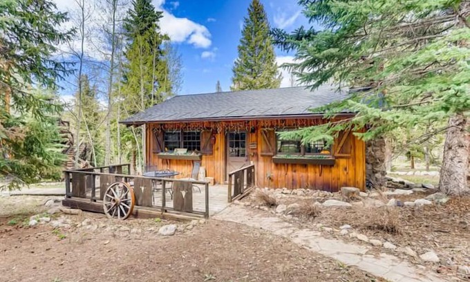 Weisshorn Cabin | Moose Hut Cabin: Dog Friendly, Shared Hot Tub!