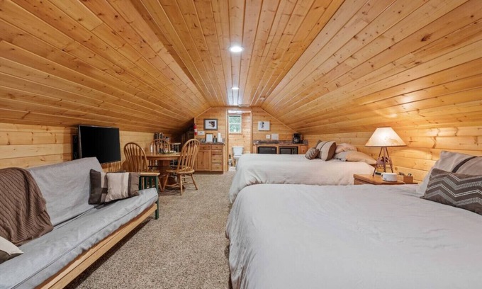 Island Park Apartment | Moosewood Studio | Walk to Lake + 35 min to YSNP
