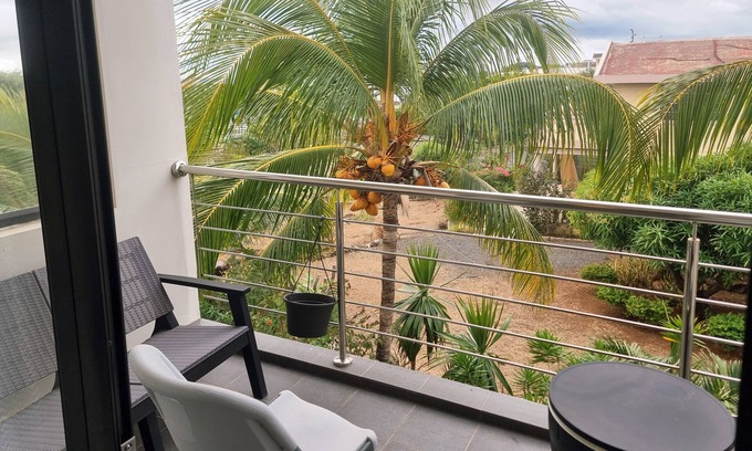 Flic-en-Flac Apartment | Morden 3 mins drive to beach rooftop ocean and sunset views!