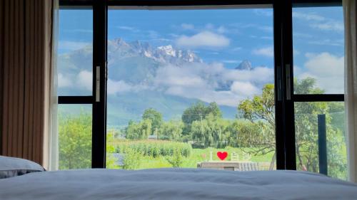 Lijiang House | More Sunshine Villa 猫在雪山下田野里民宿