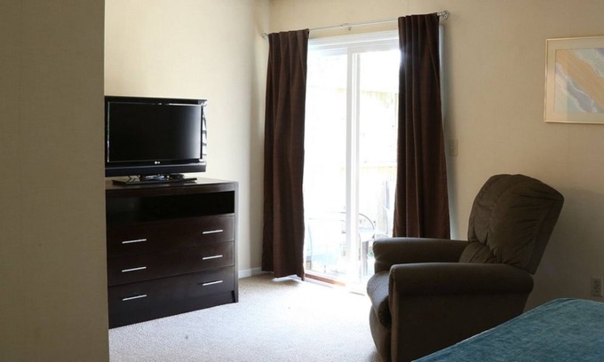 Cheat Lake House | Morgantown Charming 2BR Townhome with Mountain View