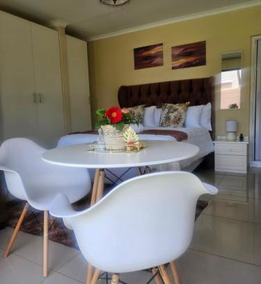 Rooihuiskraal House | MorningMist Boutique Sun
