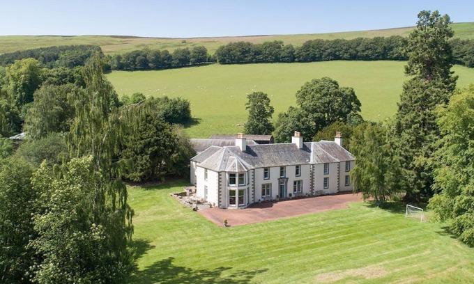 Biggar House | MOSSFENNAN HOUSE, Broughton - sleeps 8 with vast gardens, Wi-Fi and open fire