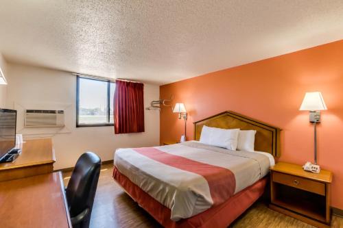 Albert Lea Hotel | Motel 6-Albert Lea, MN