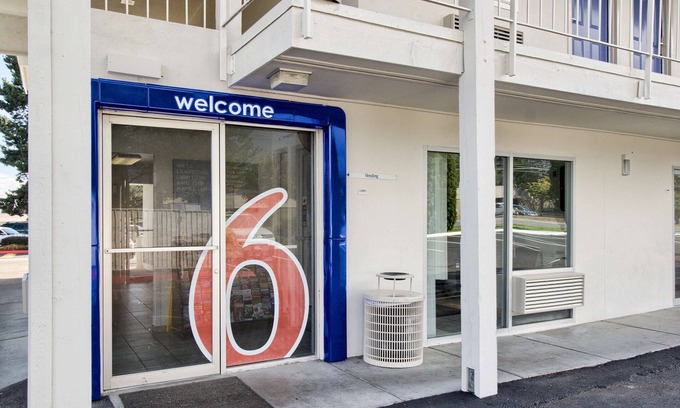 Holly Hotel | Motel 6 Everett, WA - North