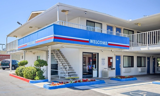 Raisin Hotel | Motel 6-Fresno, CA - Blackstone North
