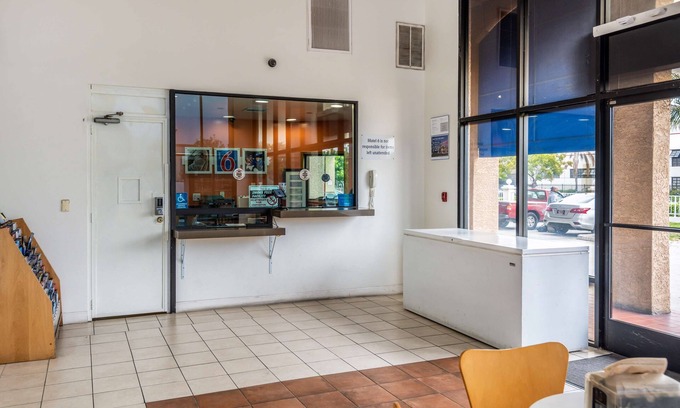 Harbor Hotel | Motel 6 Gardena, CA - South