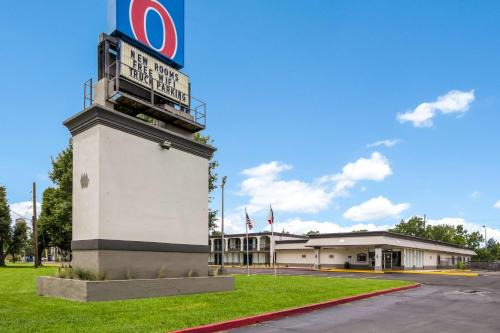 Groves Hotel | Motel 6 Groves, Tx