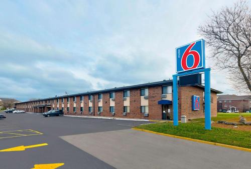Oak Creek Hotel | Motel 6-Oak Creek, WI