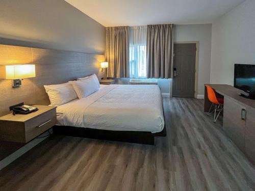 Algoma District Hotel | Motel 6 Sault Ste. Marie, ON