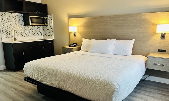 Algoma District Hotel | Motel 6 Sault Ste. Marie, ON