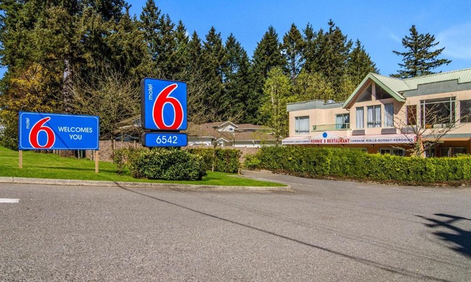 Newton Hotel | Motel 6 Surrey, Bc