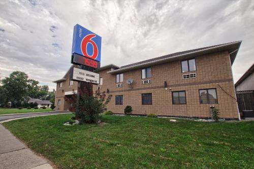 Windsor Hotel | Motel 6-Windsor, ON