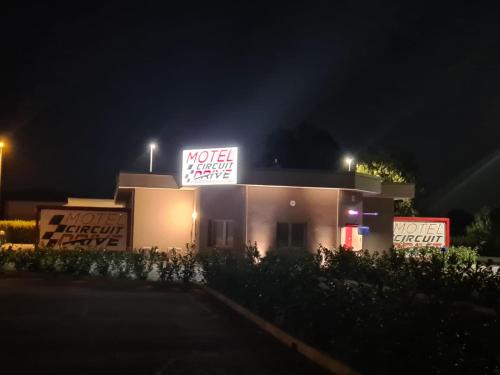 Cingia De' Botti Hotel | MOTEL CIRCUIT DRIVE