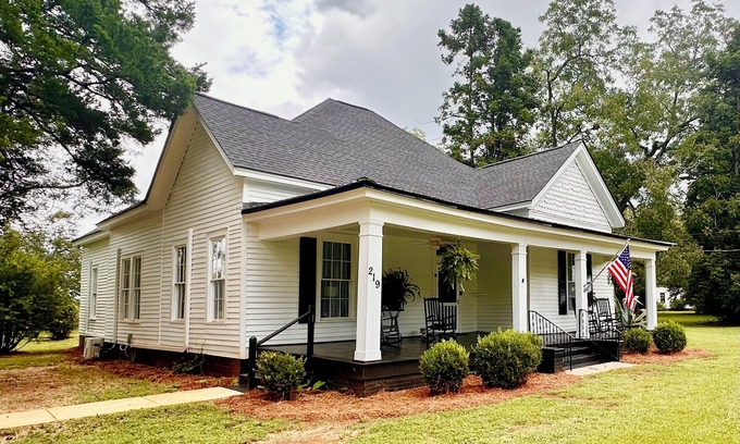 Plains House | Mother Allie's House - Childhood home of Rosalynn Carter/newly renovated/firepit