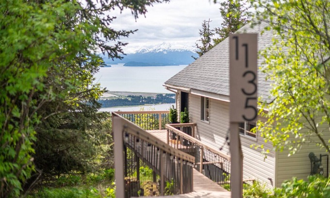 Homer House | Mountain|Bay|Spit Views + Hot Tub & Yurt Retreat
