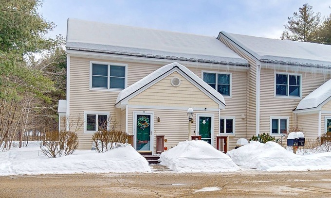 North Conway House | Mountain condo: centrally located to shopping, restaurants, skiing, hike & more