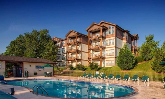 Branson Hotel | Mountain Escape w/Kitchen & Balcony – Ideal for Nature-Loving Groups | 3 Units