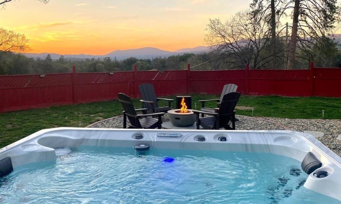 Oakhurst House | Mountain Escape, Yosemite South Gate House with Hot Tub, Views & Game Room, Near town