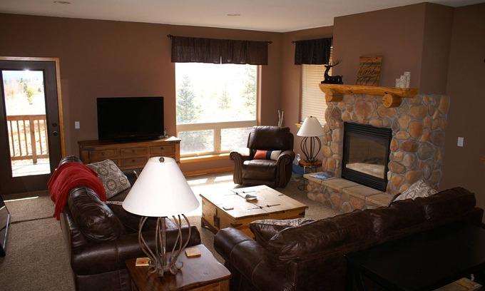 Wildernest House | Mountain Getaway backing to National Forest open space!