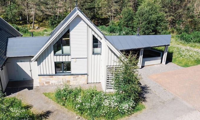 Alvie Cottage | MOUNTAIN HARE APARTMENT, pet friendly, with open fire in Aviemore