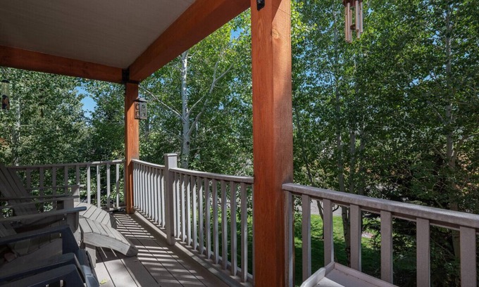 Sage Hen Condo | Mountain Laurel Condo: Porch Views, AC, Close to Music on Main