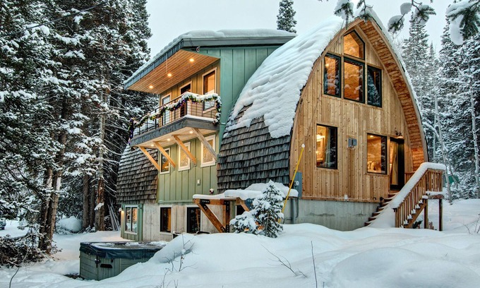 Salt Lake Mountain Resorts Cabin | Mountain lodge with hot tub, game room, and home theater