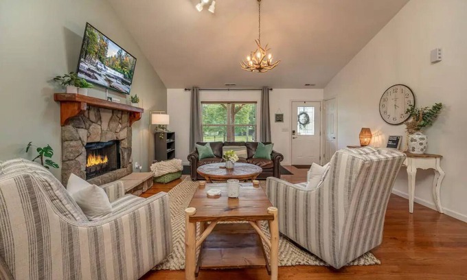 Brevard House | Mountain Lux Escape - 5 minutes to Downtown Brevard & Pisgah National Forest