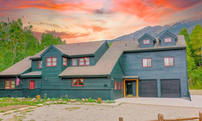 Frisco Ski Chalet | Mountain Meadow Lodge Dog-Friendly Hot Tub