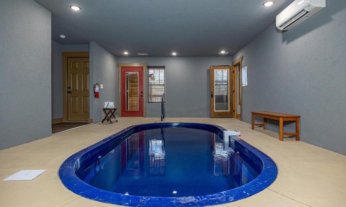 Gatlinburg House | Mountain Sunrise Pool Cottage chalet