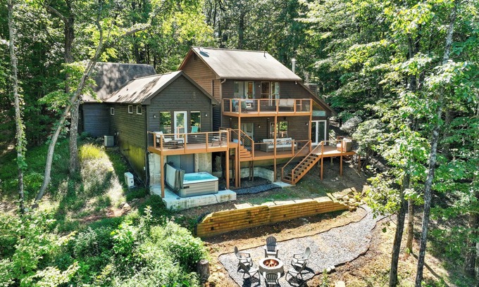 Tate Cabin | Mountain-Top Adventure meets Picturesque Retreat