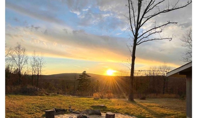 Ironton Cabin | Mountain Top Cabin, King Bed, Full Kitchen, Private, Bon Fire Pit, Fire Place