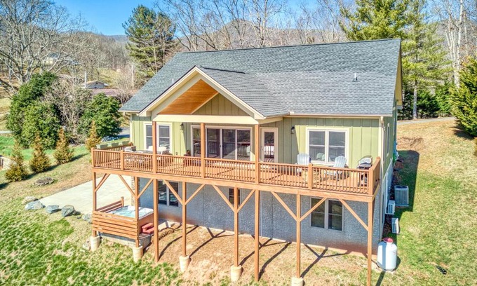 Waynesville House | Mountain Valley Splendor