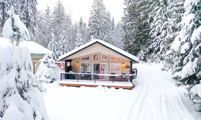 Glacier House | Mountain Vibes, Starry Skies, Fireside Chats at Woodland Bungalo