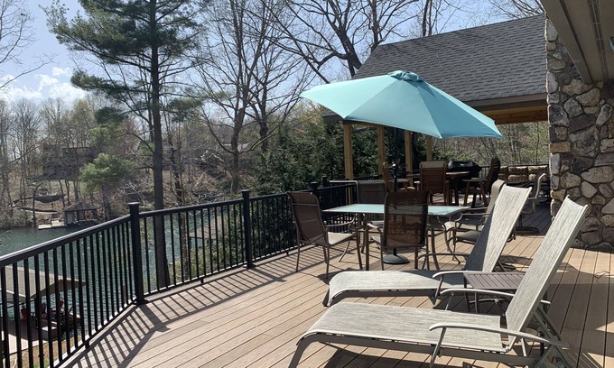 Huddleston House | Mountain View Cove Lakeside Retreat