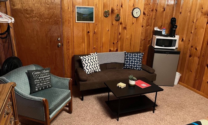 Red River Apartment | Mountain View Lodge Queen Single - Room 2