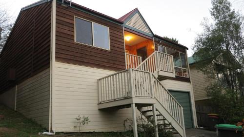 Blackheath House | Mountain Views Cedar Cottage