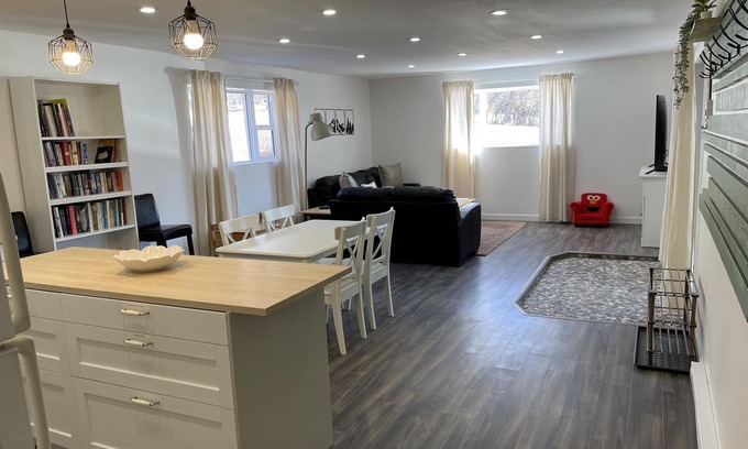 Golden House | Mountain Views - Luxury Hot Tub - Family Friendly - Pet Friendly