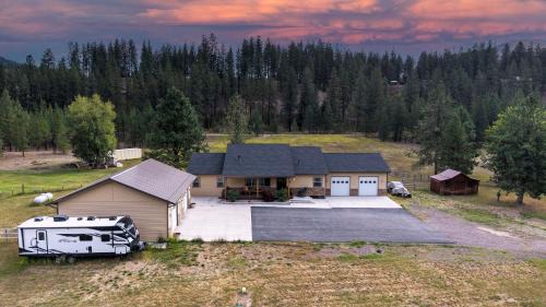 Alberton House | Mountain Views & River Access - Dog-Friendly Retreat Near Missoula!