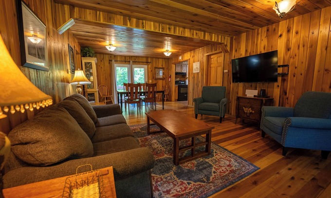 Summerlee Cabin | Mountaineer Cabin 5 - 3 Bdrm with Hot Tub close to New River Gorge National Park
