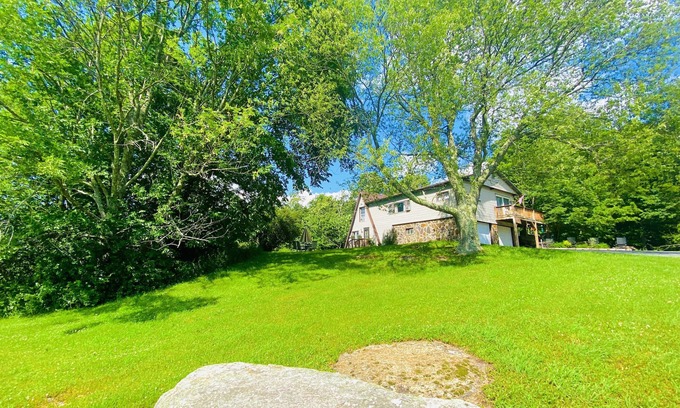 Honesdale Villa | Mountaintop home w/4 bedroom 6 beds 2 kitchen & 2 full bathroom