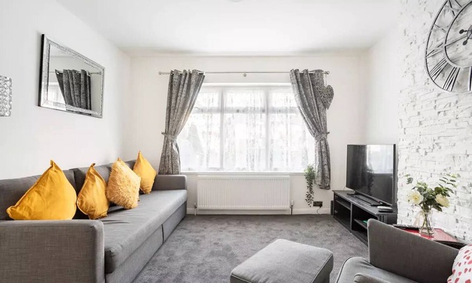 Redbridge Apartment | Moydom- Cosy one bed apartment- 2 mins from Gants Hill Tube station