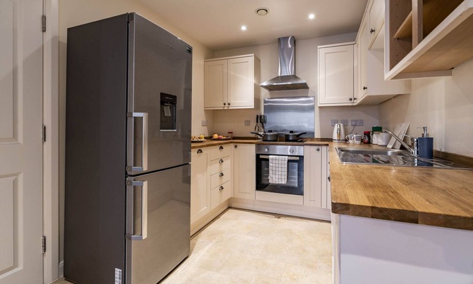 Watford Apartment | Mpl Apartmentz-Queens Broadway Apt3- Cent-Watford