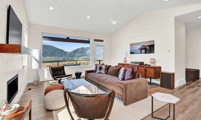 Eden House | MS 14 | Luxurious Scenic Retreat in Eden